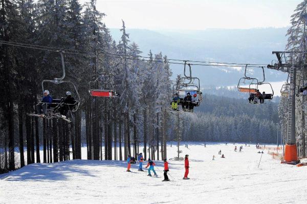 Bild: Autofahrerin folgt Navi und bleibt auf Skipiste stecken