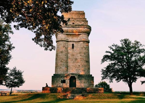 Bild: Der Bismarckturm: Ein historisches Wahrzeichen mit beeindruckender Aussicht