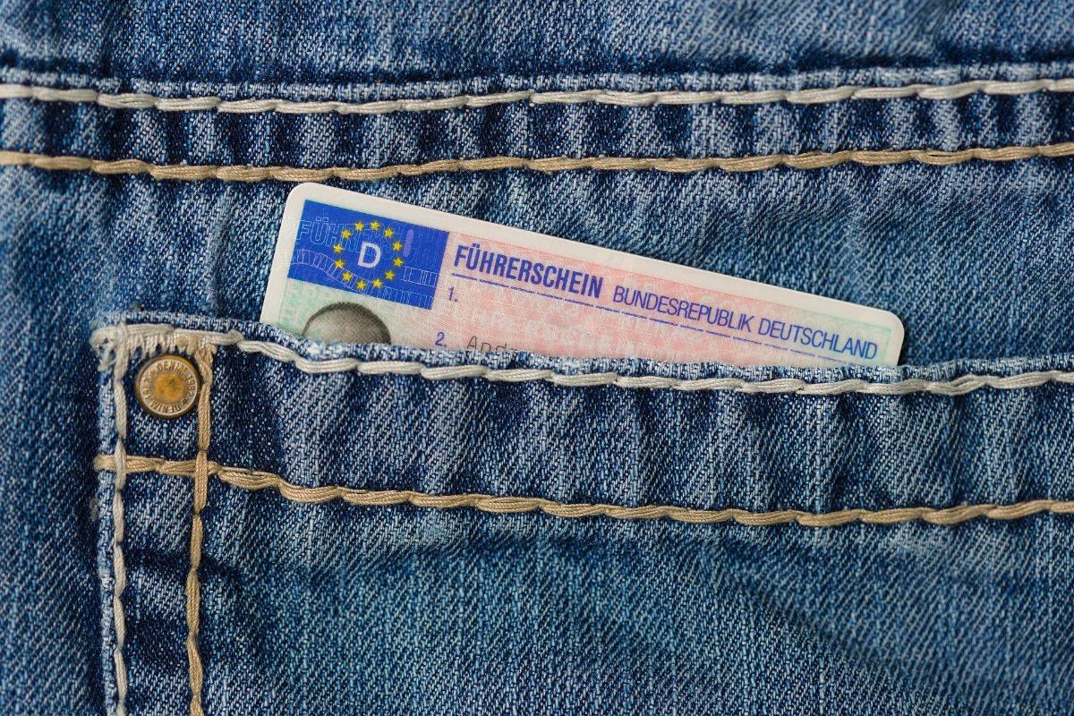 Bild zum Beitrag 'Mann ist allein im Auto und wechselt noch schnell auf Beifahrersitz' Beitragsbild