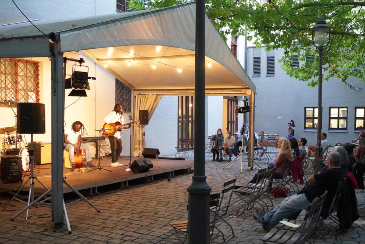 Bild zum Beitrag '#augsburgbewegt: Kultur im Brunnenhof' Beitragsbild