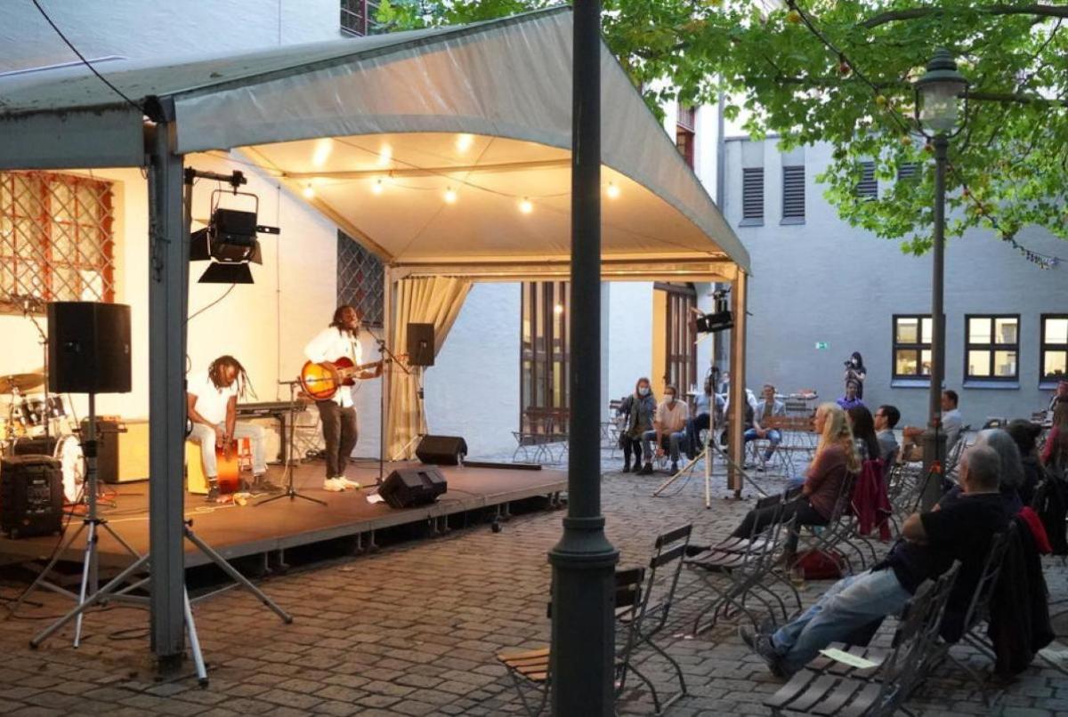 Bild zum Beitrag '#augsburgbewegt: Kultur im Brunnenhof' Beitragsbild